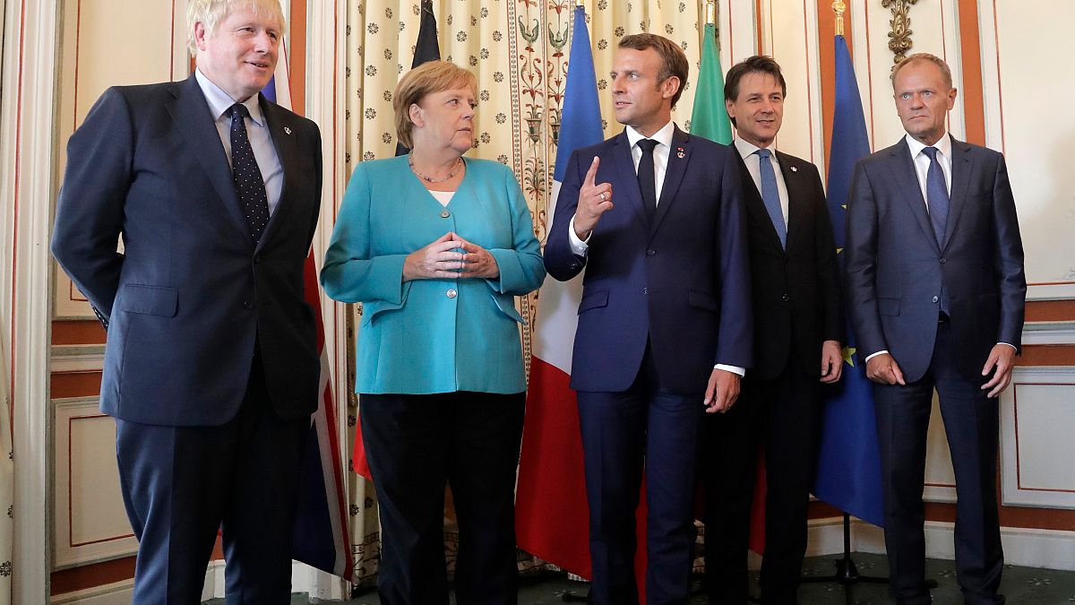 Boris Johnson, Angela Merkel, Emmanuel Macron, Giuseppe Conte és Donald Tusk, az Európai Tanács akkori elnöke 2019-ben 