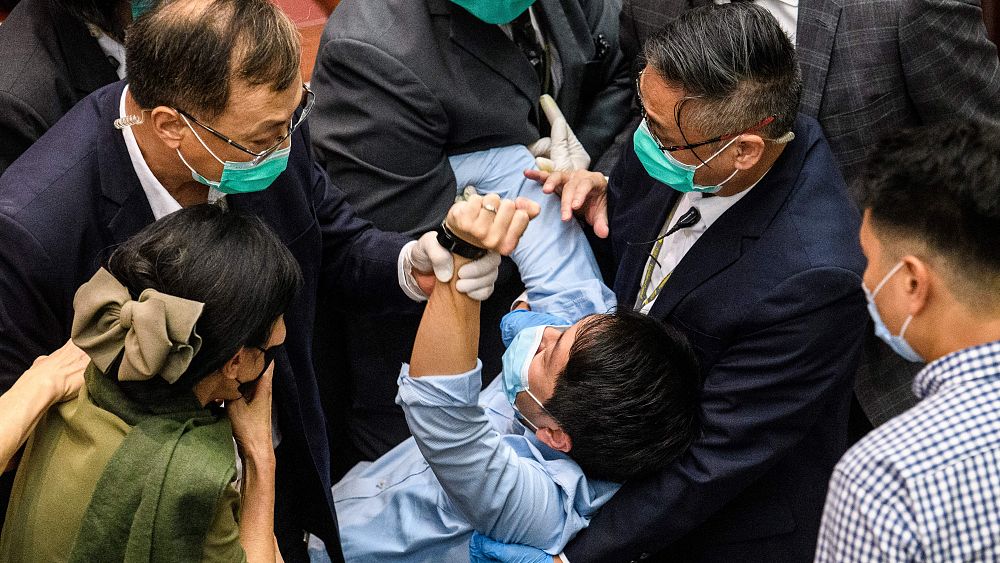 Hong Kong : deux militants pro-démocratie sortis de force du Conseil législatif