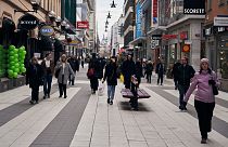 La gente cammina lungo la principale via dello shopping a Stoccolma, 25/03/20