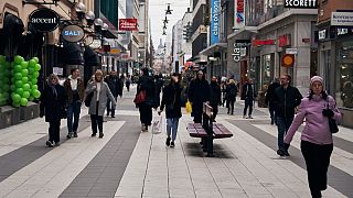 La gente cammina lungo la principale via dello shopping a Stoccolma, 25/03/20