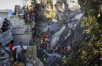 Pakistan'da görevliler, Karaçi kentinde düşen yolcu uçağının enkazında arama faaliyetleri yürüttü
