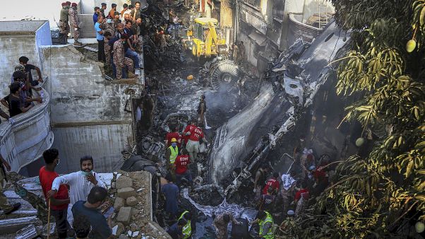 Pakistan'da görevliler, Karaçi kentinde düşen yolcu uçağının enkazında arama faaliyetleri yürüttü Pakistan'da görevliler, Karaçi kentinde düşen yolcu uçağının enkazında arama faaliyetleri yürüttü