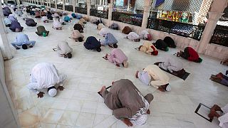 Orações islâmicas na última sexta-feira do Ramadão em Lahore, no Paquistão