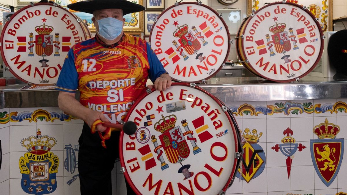 مانويل سيريس أرتسيرو المعروف بصاحب الطبل يقف في حانته قبيل أن يتقاعد - 2020/05/20