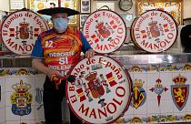 مانويل سيريس أرتسيرو المعروف بصاحب الطبل يقف في حانته قبيل أن يتقاعد - 2020/05/20