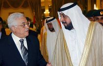 رئيس السلطة الفلسطينية محمود عباس يستقبله رئيس دولة الإمارات العربية المتحدة الشيخ خليفة بن زايد آل نهيان في أبو ظبي، 28 فبراير 2006