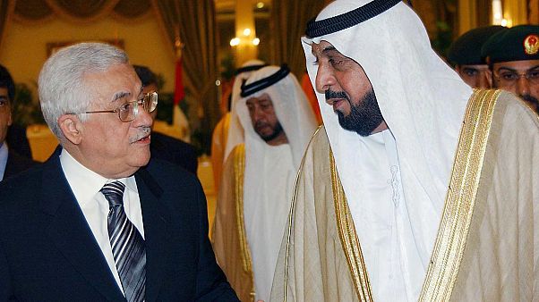 رئيس السلطة الفلسطينية محمود عباس يستقبله رئيس دولة الإمارات العربية المتحدة الشيخ خليفة بن زايد آل نهيان في أبو ظبي، 28 فبراير 2006 رئيس السلطة الفلسطينية محمود عباس يستقبله رئيس دولة الإمارات العربية المتحدة الشيخ خليفة بن زايد آل نهيان في أبو ظبي، 28 فبراير 2006