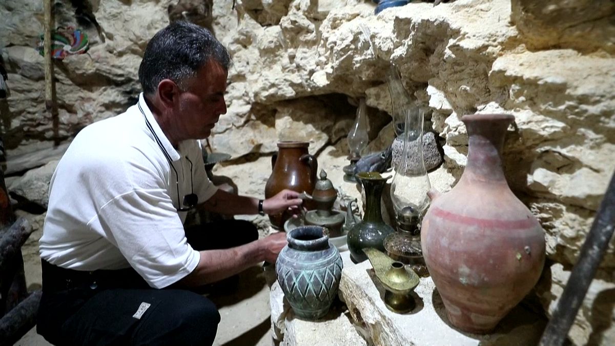 عبد المعطي سعيد في متحفه ببلدة عقربات في ريف محافظة إدلب شمال سوريا
