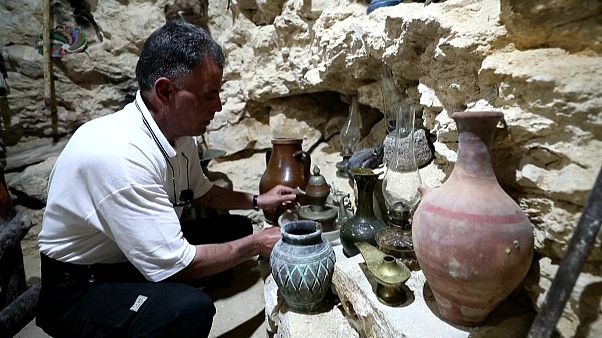عبد المعطي سعيد في متحفه ببلدة عقربات في ريف محافظة إدلب شمال سوريا عبد المعطي سعيد في متحفه ببلدة عقربات في ريف محافظة إدلب شمال سوريا