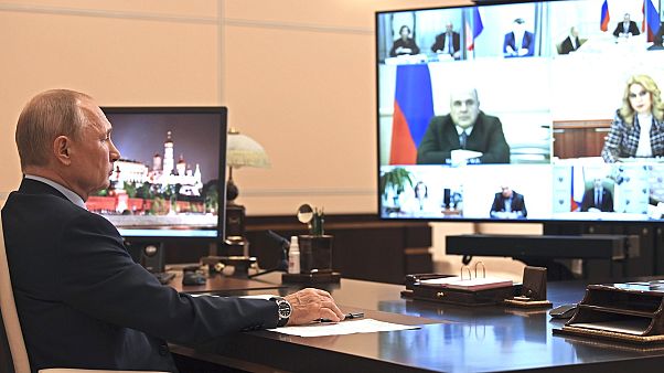 Владимир Путин во время совещания. Владимир Путин во время совещания.