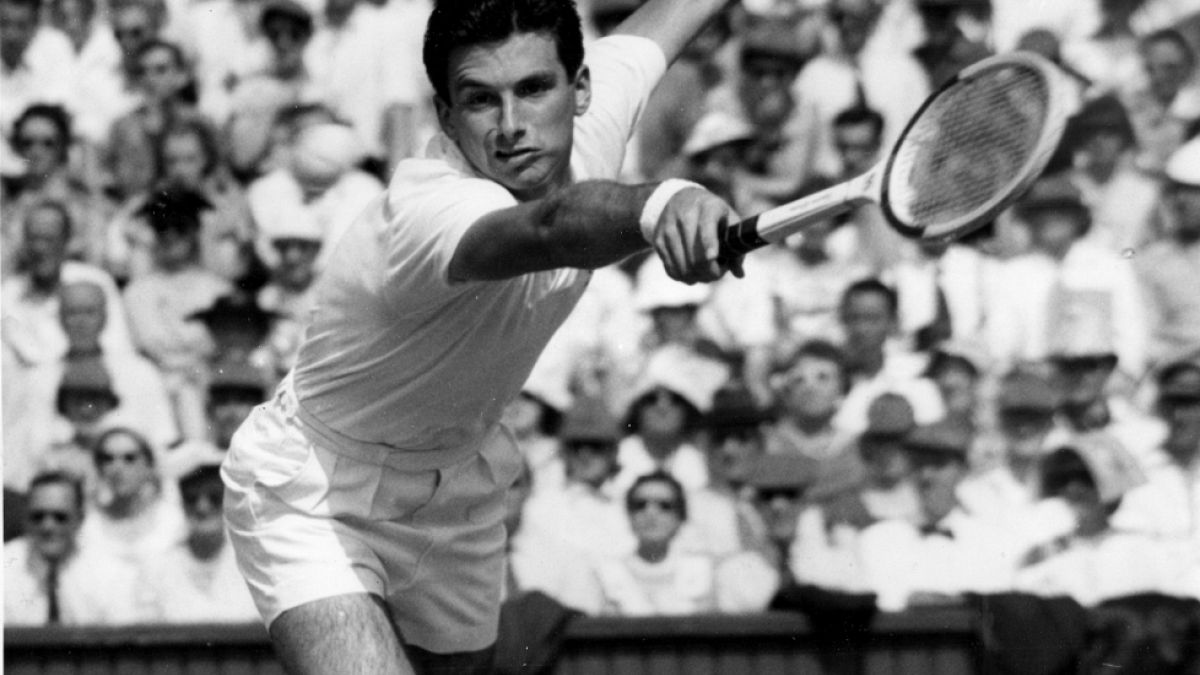 لاعب كرة المضرب الأسترالي الشهير آشلي كوبر، الفائز بأربعة ألقاب كبرى في خمسينات القرن الماضي