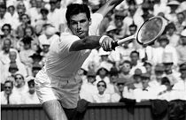 لاعب كرة المضرب الأسترالي الشهير آشلي كوبر، الفائز بأربعة ألقاب كبرى في خمسينات القرن الماضي