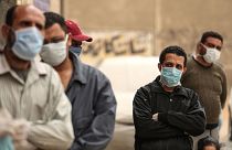  مصريون ينتظرون خارج مركز منظمة غير حكومية لتلقي مواد غذائية، القاهرة، 05 أبريل 2020