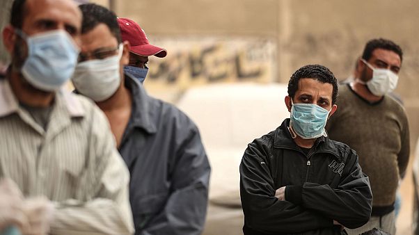 مصريون ينتظرون خارج مركز منظمة غير حكومية لتلقي مواد غذائية، القاهرة، 05 أبريل 2020 مصريون ينتظرون خارج مركز منظمة غير حكومية لتلقي مواد غذائية، القاهرة، 05 أبريل 2020