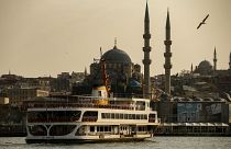 سفينة تنقل ركابا وفي الخلفيةمسجد في اسطنبول - 2020/04/11