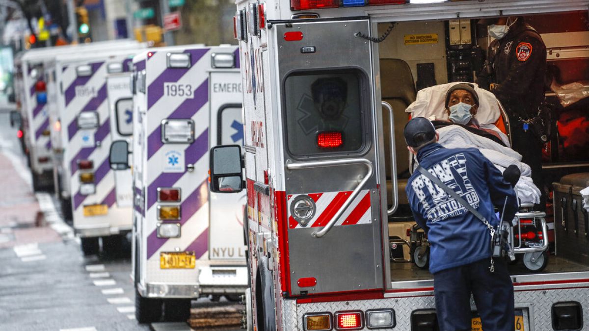 Beteget szállítanak a mentők a New York Egyetem Langone egészségügyi központjába 2020. április 13-án