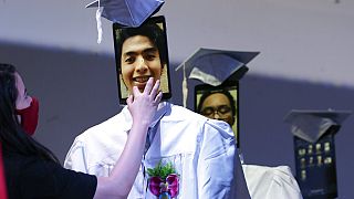 Filipinler'de Covid-19 nedeniyle iptal edilen mezuniyet törenine 'robotlarla çözüm'