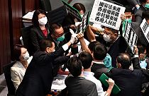 Diputados favorables a la democracia de Hong Kong bloqueados por la seguridad