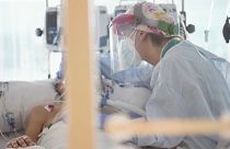  Χαλαρώνουν τα μέτρα και... σπεύδουν στις παραλίες οι Ευρωπαίοι