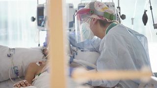 Una enfermera atiende a un paciente de COVID-19 en un hospital de Madrid