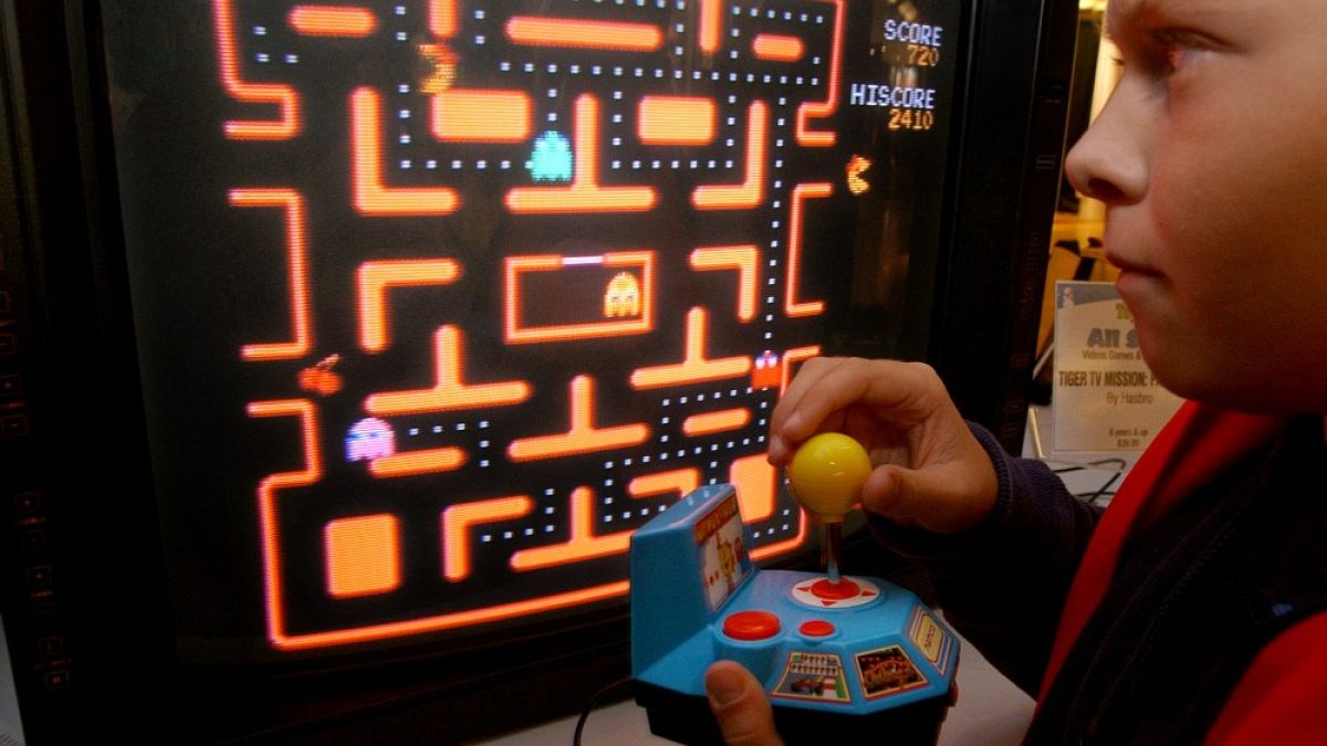 Un bambino gioca a Pac-Man, in una sala giochi di Chappaqua, Usa