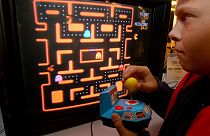 Un bambino gioca a Pac-Man, in una sala giochi di Chappaqua, Usa