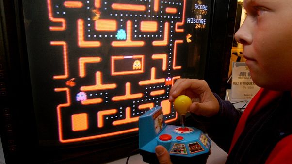 Un bambino gioca a Pac-Man, in una sala giochi di Chappaqua, Usa Un bambino gioca a Pac-Man, in una sala giochi di Chappaqua, Usa