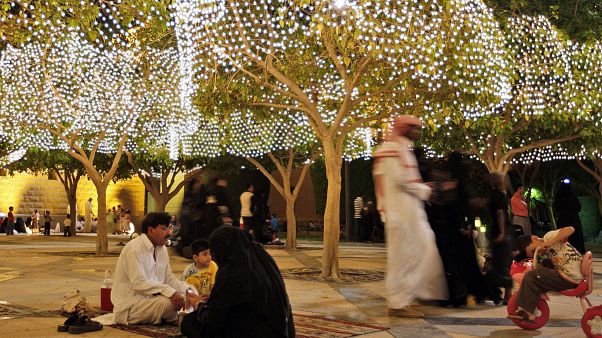 السعودية نيوز | 
    الأحد أول أيام عيد الفطر في السعودية وقطر والإمارات
