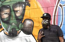 Angelo Campos graffitiművész friss alkotása előtt