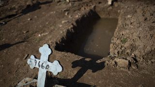 Brezilya'da Covid-19 kurbanları için açılan bir mezar
