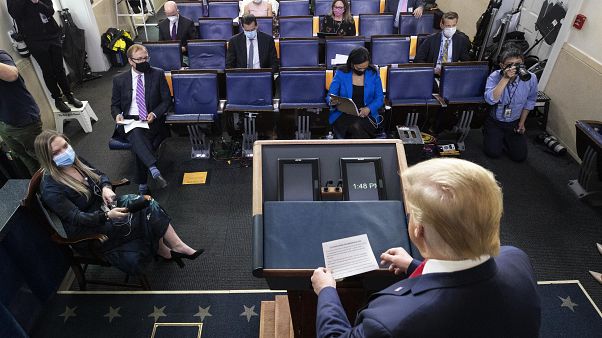 Luoghi di culto, Trump minaccia i governatori: "Apriteli o vi esautoro" Luoghi di culto, Trump minaccia i governatori: "Apriteli o vi esautoro"