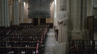 علامات على مقاعد الكنيسة للإشارة إلى تدابير الإبعاد الاجتماعي في كنيسة فنسنت دي بول مرسيليا، جنوب فرنسا.