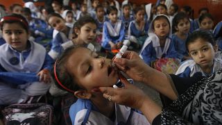 لقاح شلل الأطفال في مدرسة في لاهور، باكستان.