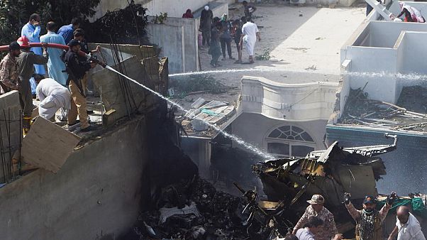 Pakistan'da yolcu uçağı düştü Pakistan'da yolcu uçağı düştü