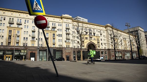 Курьер службы доставки в центре Москвы 1 мая 2020 Курьер службы доставки в центре Москвы 1 мая 2020