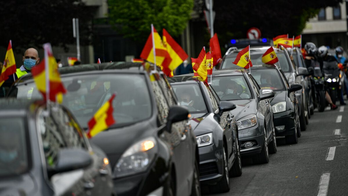 Aşırı sağcı İspanyollar hükümetin Covid-19 politikasını araçları ile protesto etti