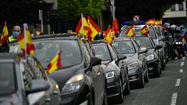 Aşırı sağcı İspanyollar hükümetin Covid-19 politikasını araçları ile protesto etti Aşırı sağcı İspanyollar hükümetin Covid-19 politikasını araçları ile protesto etti
