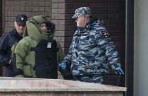 ضابط للشرطة وعنصر من الحرس الروسي يغادران بن "ألفا" في موسكو - 2020/05/23