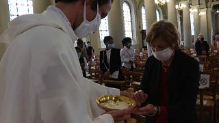 Fedele in chiesa mentre fa la comunione