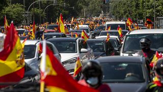 شاهد: مؤيدو حزب "فوكس" اليميني في إسبانيا يتظاهرون خلال موكب للسيارات ضد الحكومة