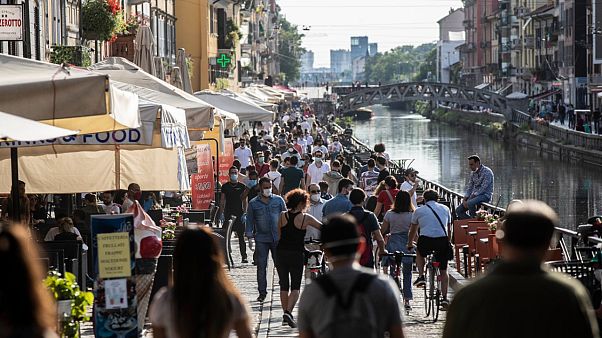 Des promeneurs profitent du soleil le long du canal Naviglio Grande à Milan le 24 mai 2020 Des promeneurs profitent du soleil le long du canal Naviglio Grande à Milan le 24 mai 2020