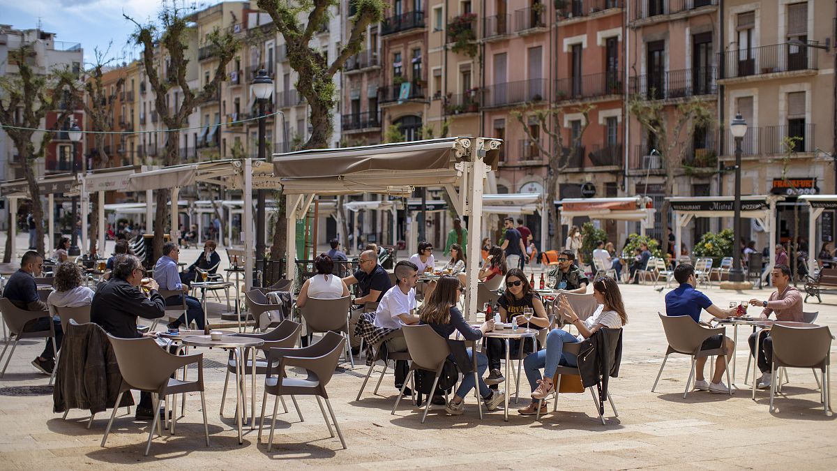 Посетители кафе в Таррагоне 11 мая 2020