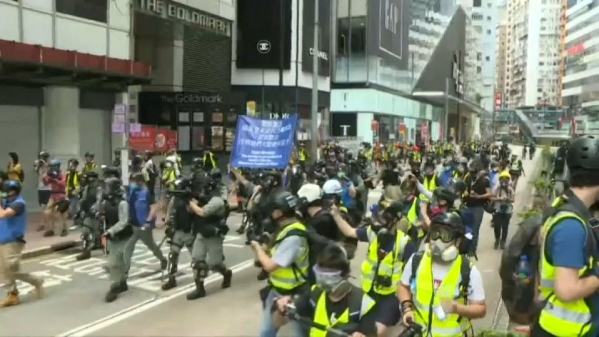La policía se prepara para cargar contra los manifestantes durante las protestas de este domingo