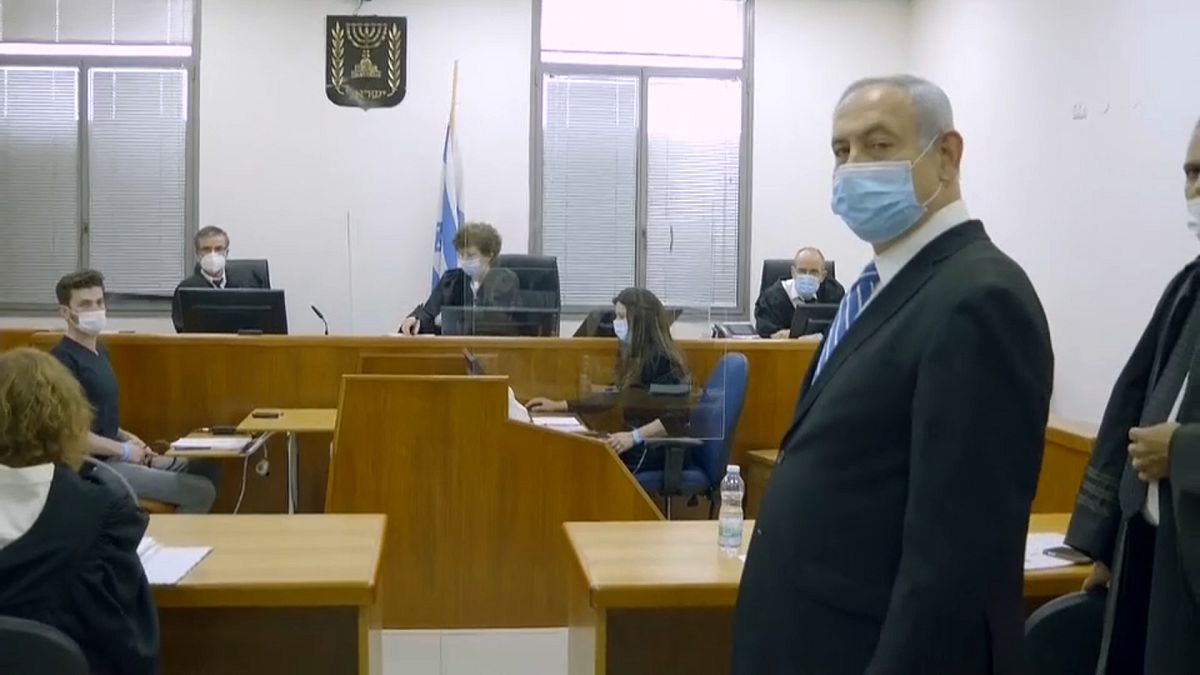 بنيامين نتنياهو، رئيس الوزراء الإسرائيلي في داخل المحكمة المركزية في مستهل جلسة محاكمته 24/05/2020