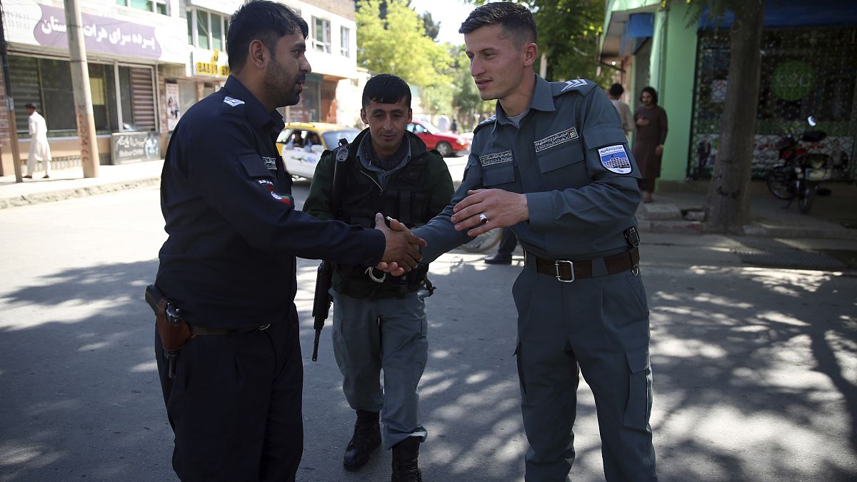 الشرطة بعد صلاة عيد الفطر خارج مسجد في كابول بأفغانستان.  