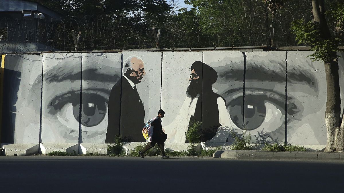 گرافیتی توافق طالبان با ایالات متحده آمریکا در کابل