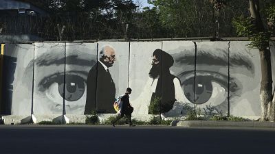 گرافیتی توافق طالبان با ایالات متحده آمریکا در کابل