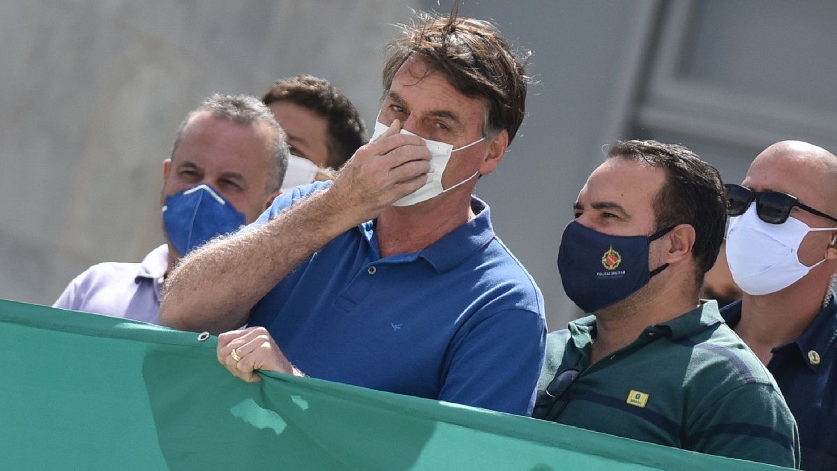 Brezilya Başkanı Bolsonaro geçtiğimiz günlerde Yargıtay ve Brezilya Kongresi'ne karşı yapılan bir gösteriye koronavirüsten korunmak için maske takarak katıldı