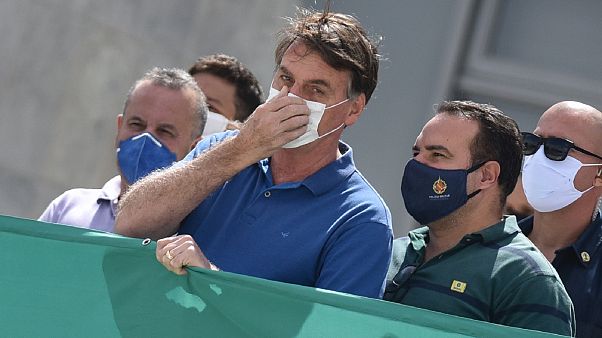 Brezilya Başkanı Bolsonaro geçtiğimiz günlerde Yargıtay ve Brezilya Kongresi'ne karşı yapılan bir gösteriye koronavirüsten korunmak için maske takarak katıldı Brezilya Başkanı Bolsonaro geçtiğimiz günlerde Yargıtay ve Brezilya Kongresi'ne karşı yapılan bir gösteriye koronavirüsten korunmak için maske takarak katıldı