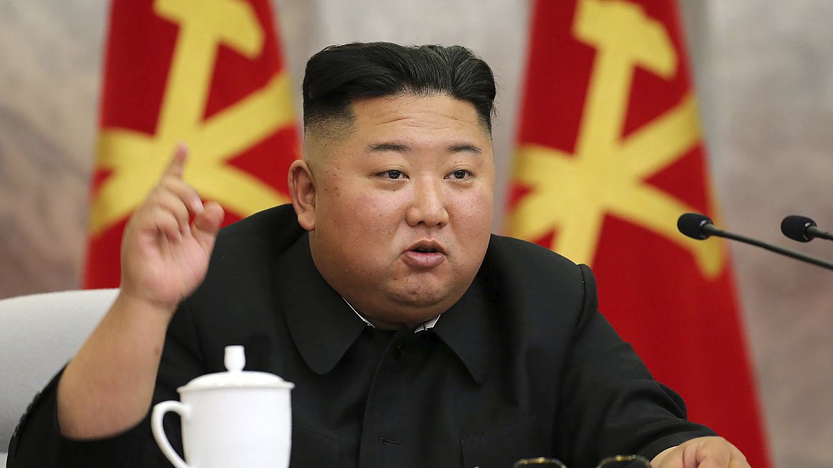 زعيم كوريا الشمالية كيم جونغ-أون يتحدث خلال القادة العسكريين. الأحد 24/05/2020